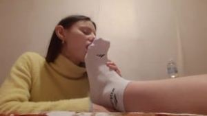 Нюхает носки и вылизывает пальцы на ногах – lesbian_illusion
