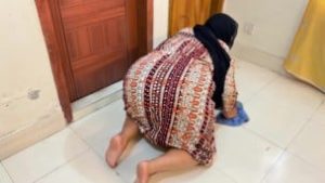 Egypt Beautiful Big Ass Curvy Muslim Hot Stepmom Stuck under Bed Then She want Anal fuck from me!