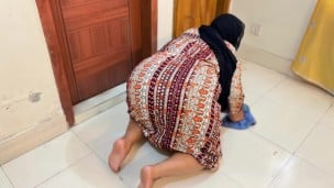Egypt Beautiful Big Ass Curvy Muslim Hot Stepmom Stuck under Bed Then She want Anal fuck from me!