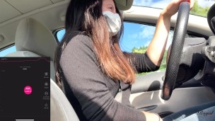 Un abonné contrôle mon lush pendant que je conduis. Je suis obligée de m’arrêter pour jouir!